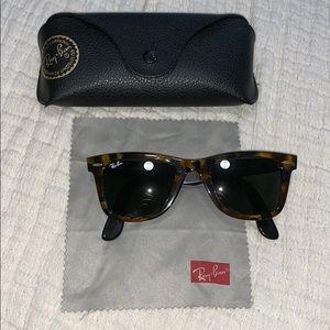 Ray Ban Wayfarer Tortoise and Black
